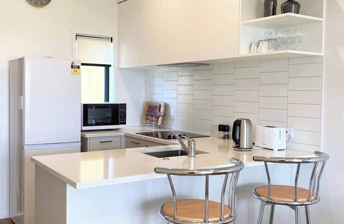 Auckland Apartment | New Townhouse with VIEW - Walking to Botany Center