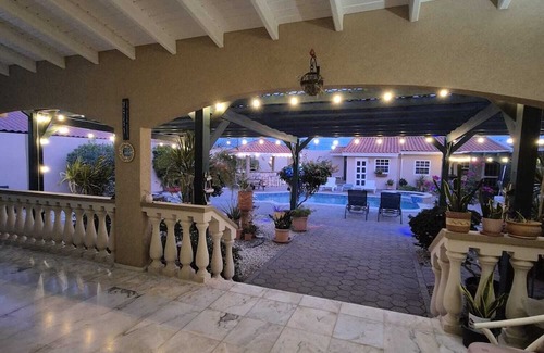 Alto Vista House | Phenomenal 2-bedroom house with AC in Noord