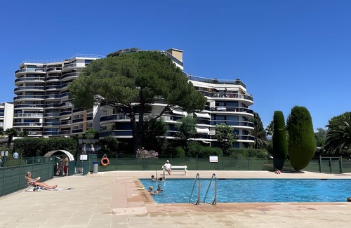 La Napoule Apartment | Apartment 'Pretty Flat in The Sun' with Mountain View, Shared Pool and Air Conditioning