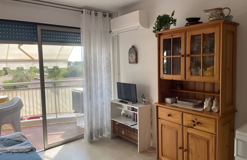 La Napoule Apartment | Apartment 'Pretty Flat in The Sun' with Mountain View, Shared Pool and Air Conditioning