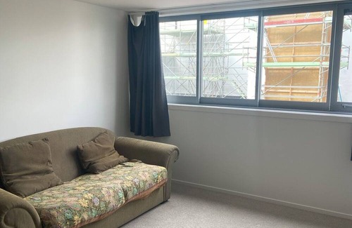 Mount Albert Apartment | Nice and tidy 3 bedrooms apartment, free parking, Close to mall, bus, Eden Park
