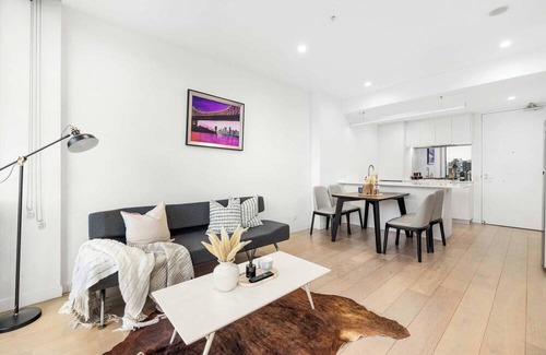 Spring Hill Apartment | Bright & Airy 2BR Walk to Shops & Cafes, Amenities