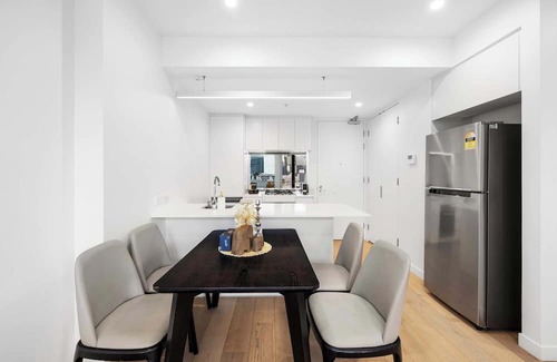 Spring Hill Apartment | Bright & Airy 2BR Walk to Shops & Cafes, Amenities