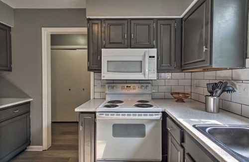 Overland Park Condo | Charming 3-bedroom condo in peaceful Overland Park with AC