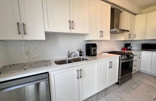 Ayr House | Spacious 5-Bed home, Bedm on Main Floor, 10/15 min to Paris/Cambridge/Kitchener
