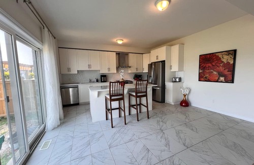 Ayr House | Spacious 5-Bed home, Bedm on Main Floor, 10/15 min to Paris/Cambridge/Kitchener