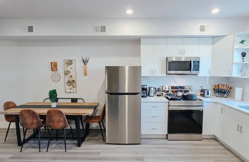 Center City Apartment | 2 Parking Spots/Sleep 14/King Bed/Pool Table