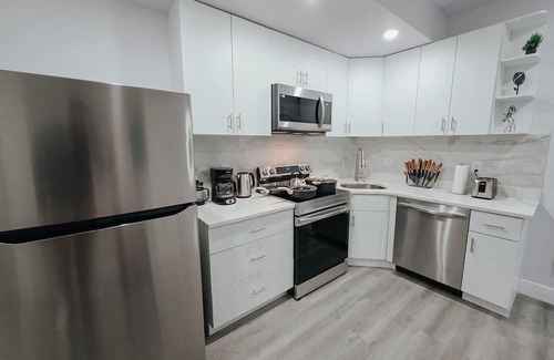 Center City Apartment | Garage Parking/3 King Beds/Pool Table/85" TV