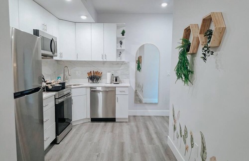 Center City Apartment | Garage Parking/3 King Beds/Pool Table/85" TV