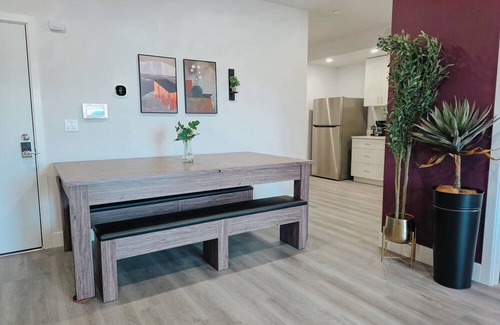 Center City Apartment | Garage Parking/3 King Beds/Pool Table/85" TV