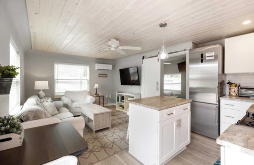 Ridge Wood Heights Cottage | Welcome to our cottages 1 mile from the Gorgeous White Siesta Key Beach