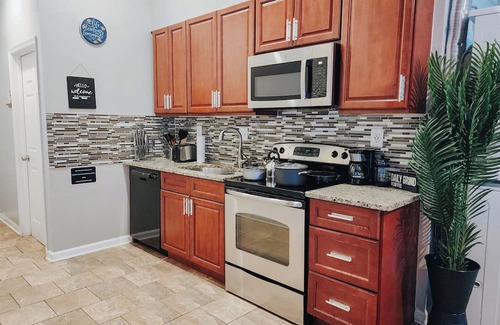 West Poplar Apartment | GoodVibes/King Bed/120" Projector/W/D