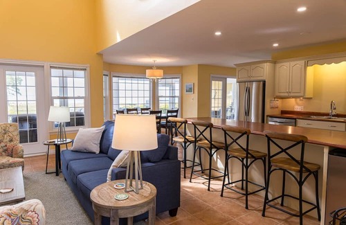Stratford House | Yellow Beach House – Beachfront 4BR Retreat