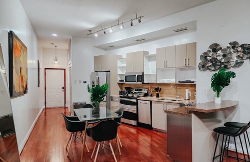 Midtown Village Apartment | Walnut Mega Kingdom/King Bed/85" TV/Arcades