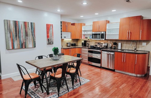 Gayborhood Apartment | Walnut St Kingdom/King Bed/85" TV/Arcades