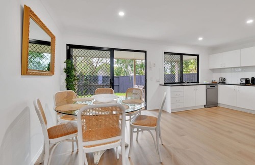 Carindale House | Homely 3-Bed Townhouse with Pool & Gym Access