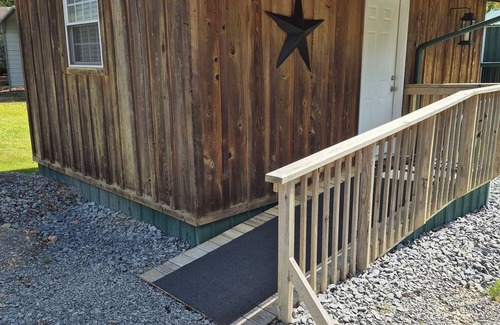Keslers Cross Lanes Cabin | Cozy 1 bedroom with bunk beds cabin in gorgeous Summersville with AC and heating