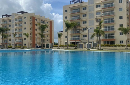 Veron Condo | Chic 1-bedroom condo Pool, Balcony & Tropical Vibes.