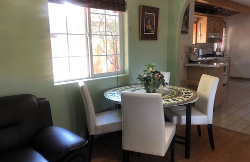 Shoreline West Cottage | Charming 2-bedroom cottage in Mountain View