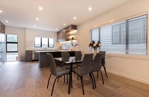 Greenlane Condo | Lux 4B Holiday House in Greenlane - ASBshowgrounds
