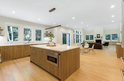 Andover House | Welcoming 2025 built: 4-bedroom 3.5-bath modern farm house @ charming Andover
