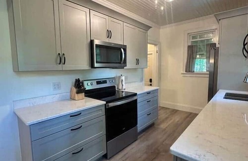 Orono House | Modern Kitchen & Classic Charm – Walk to UMaine