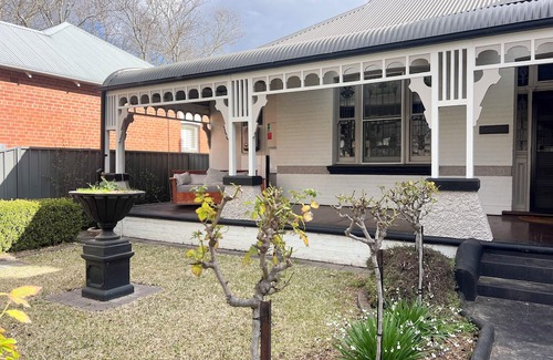 Wagga Wagga House | 52 Simmons Street, Wagga Wagga