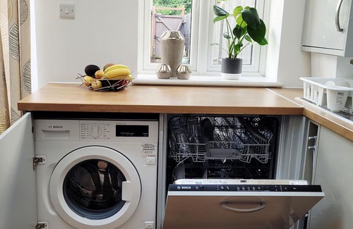 Alexandra House | Family-Friendly 3-Bedroom Home in Tolworth with Easy London Access