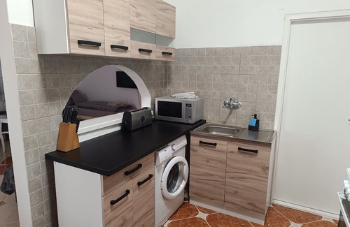 Gyula House | Fully equipped apartment with kitchen and bathroom. Teljesen felszerelt lakás.