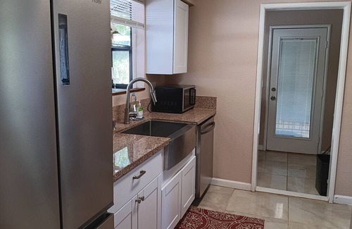 Auburn House | Charming 2-bedroom home in beautiful Auburn with AC and king-size beds