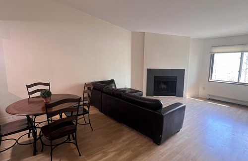 Tudor Area Condo | Beautiful Top Fl Condo - 5 min from U-Med District 2-bedroom condo in Anchorage