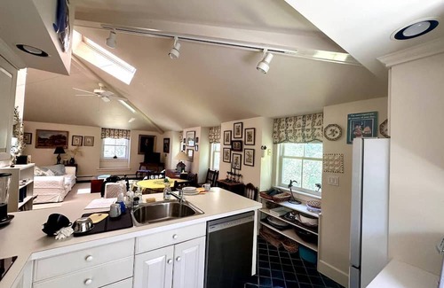 Gloucester Apartment | Guest House on Private Estate with Beach