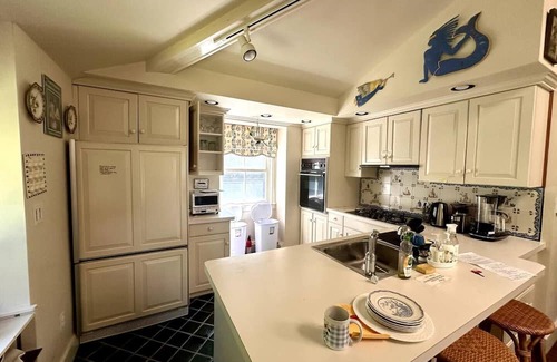 Gloucester Apartment | Guest House on Private Estate with Beach