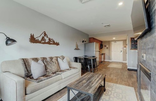Vernon Condo | Ski-In/Ski-Out, Waterpark & Biking fun- Just Steps Away!