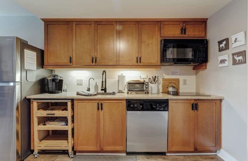 Vernon Condo | Ski-In/Ski-Out, Waterpark & Biking fun- Just Steps Away!