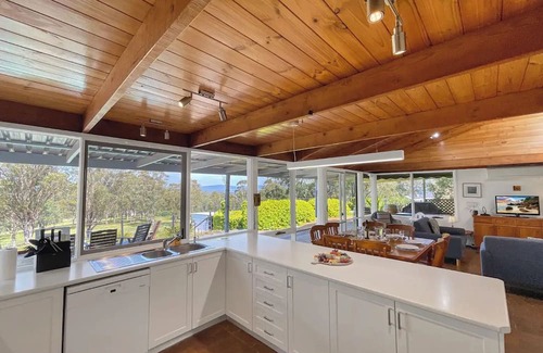 Lovedale House | Englewood Ridge - A country classic in scenic Lovedale