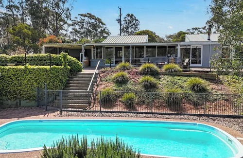 Lovedale House | Englewood Ridge - A country classic in scenic Lovedale