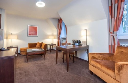 Heiligenhaus Apartment | Unwind Unit Near Villa Hügel Pets Allowed And Free Parking