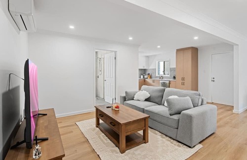 Herston House | Spacious 6BR Home Near Brisbane CBD & RBWH