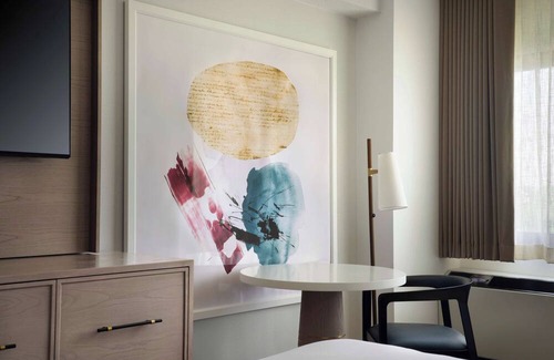White Plains Hotel | Stylish Downtown Getaway – Spacious & Serene | 3 Units