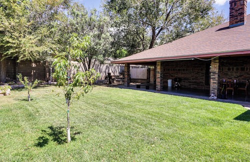 Roswell House | 3 Mi to Downtown Roswell: Home w/Patio + Yard