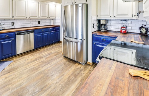 Roswell House | 3 Mi to Downtown Roswell: Home w/Patio + Yard