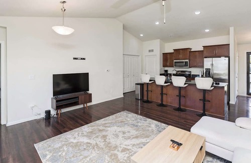 Berwick House | Spacious 3BR/2BA Getaway in Des Moines