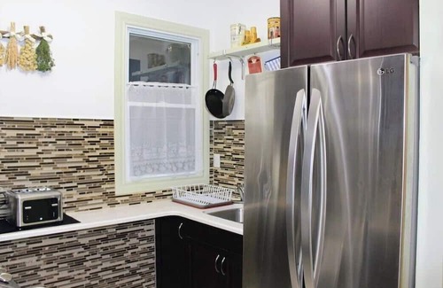 Peterborough House | 3-bedroom full bungalow in pleasant Downtown Peterborough with AC