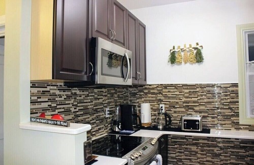 Peterborough House | 3-bedroom full bungalow in pleasant Downtown Peterborough with AC