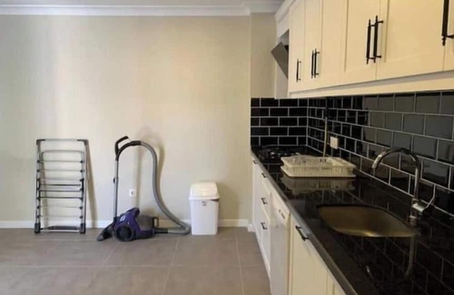 Gaziosmanpasa Apartment | Spacious 6-bedroom apartment in brilliant Istanbul with AC