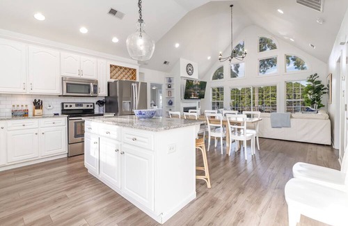 Henrico House | Lakefront, Hot Tub, Kayaks, Pool Table & Fire Pit