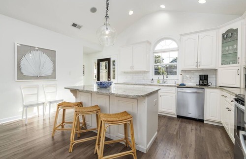 Henrico House | Lakefront, Hot Tub, Kayaks, Pool Table & Fire Pit