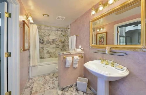 Santa Rosa Hotel | Gorgeous 2 King Room Steps from Santa Rosa Restaurants, Cafés + Shopping Fun