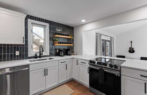 South Bend House | Notre Dame Haus: Pool, Game room & 5 min to campus